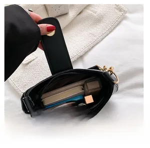 Vue de dessus de l'intérieur d'un sac à main noir montrant l'espace pour le maquillage
