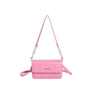 Roze gewatteerde crossbodytas met golfpatroon en goudkleurige details op witte achtergrond