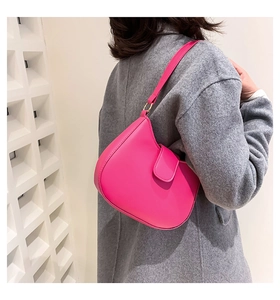 Sacoche fuchsia portée à l'épaule par un mannequin pour illustrer la taille