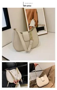 Vue détaillée d'un sac hobo minimaliste beige avec une chaîne dorée élégante et bandoulière