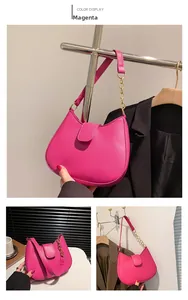 Vue détaillée du sac sous l'aisselle demi-lune rose rouge avec chaîne dorée et rabat