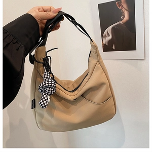 Sac à Épaule Décontracté en Tissu Oxford pour Femmes Avec Pendentif en Damier Sac Bandoulière Minimaliste pour Navettage