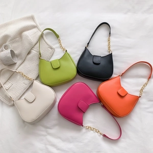 Sac hobo demi-lune chic de couleur unie avec chaîne dorée en cinq coloris vifs