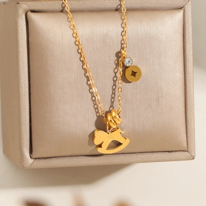 Goldene Titanstahl-Halskette mit Pferdeanhänger und Zirkon auf Seiden-Schmuckkästchen