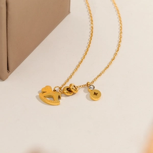 Goldene Halskette aus Titanstahl mit Schaukelpferd-Anhänger und kleinem Diamant-Akzent