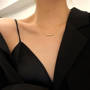 Collier minimaliste en acier titane doré 18K avec pendentif tube incurvé sur modèle