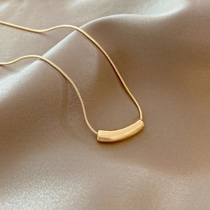 Élégant collier maille serpent en titane doré 18K avec pendentif incurvé sur tissu