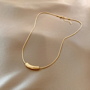 Collier maille serpent plaqué or 18 carats avec un pendentif barre incurvée minimaliste