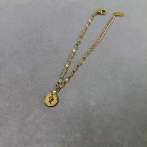 Gold coin pendant bracelet featuring Queen Elizabeth II profile and polished link chain