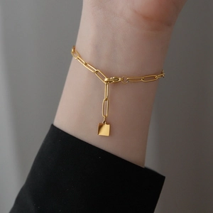 Bracelet chaîne trombone doré chic avec pendentif carré minimaliste pour femme