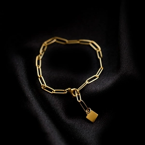 Bracelet chaîne trombone doré minimaliste avec pendentif carré sur soie noire