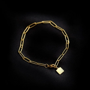 Bracelet trombone doré avec pendentif carré poli sur tissu en soie noire