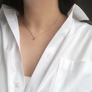 Minimalistische 18K vergoldete Perlenkette mit kleinem runden Kugelanhänger für Damen