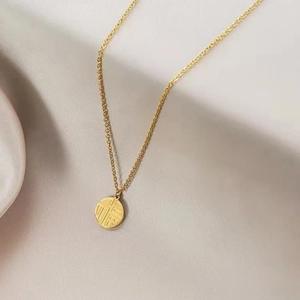 Collier doré avec pendentif rond caractère Fu sur fond de soie élégant