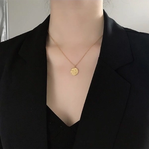 Collier minimaliste en titane doré avec pendentif circulaire et caractère Fu