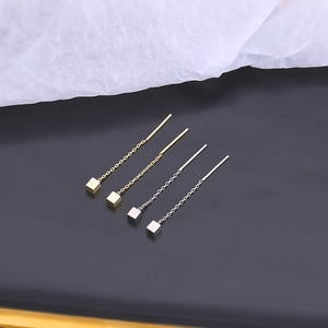 Minimalistische geometrische Ohrhänger in Gold und Silber für einen modernen Look
