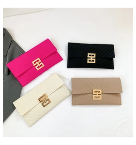 Detail von Filz-Clutch-Taschen mit V-Steppung und goldener rechteckiger Metallschnalle