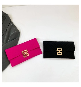 Detail von gesteppten Filz-Clutch-Taschen mit goldenen Verschlüssen in Schwarz und Rosa