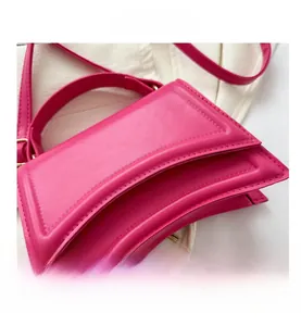 Gros plan du sac à main sablier fuchsia avec base incurvée et détails de couture