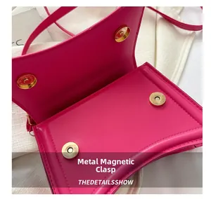 Détail de la fermeture à boucle magnétique sur un sac à main chic en cuir rose vif