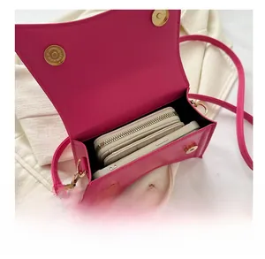 Vue de dessus du sac bandoulière fuchsia montrant la capacité pour téléphone et portefeuille