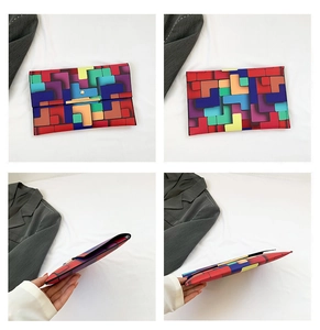 Detailansichten einer bunten karierten Umschlag-Clutch mit goldener Schnalle und dünnem Design