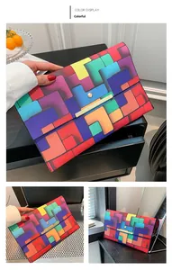 Dettaglio della pochette a quadretti multicolore con chiusura in metallo dorato lucido