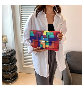 Detail der bunten geometrischen Umschlag-Clutch mit goldenem Metallverschluss für Damen