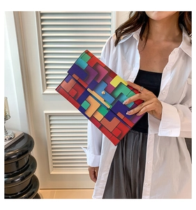 Detailansicht der bunten geometrischen Umschlagtasche mit goldenem Metallverschluss