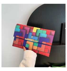 Detailansicht der geometrischen Clutch mit goldenem Metall-Magnetverschluss