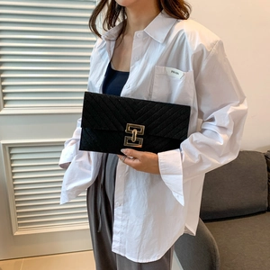 Schwarze Filz-Clutch mit Fischgrätsteppung und modernem geometrischem Goldverschluss