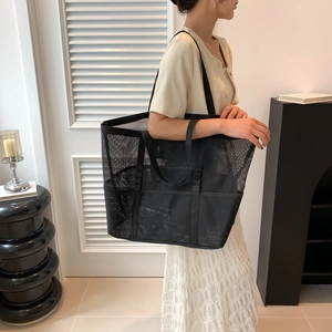 Bolso tote grande de malla negra para mujer con diseño de hombro espacioso y minimalista