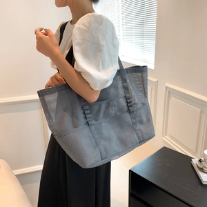 Bolso grande de malla gris minimalista con textura transpirable para playa y viajes