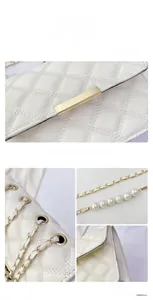Détail du sac blanc matelassé avec perles, bandoulière en chaîne dorée et fermoir