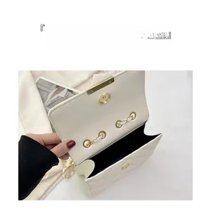 Vue détaillée du sac matelassé blanc montrant l'intérieur noir spacieux et fonctionnel