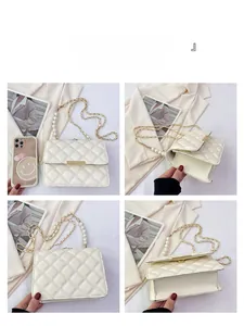 Détails en quatre vues du sac bandoulière matelassé blanc avec chaîne en perles et loquet