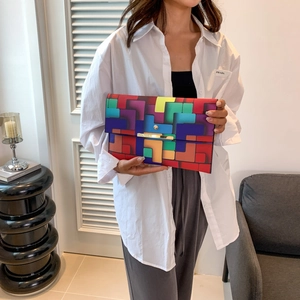 Schicke Clutch mit buntem Karomuster und elegantem goldener Metallschnalle für Damen