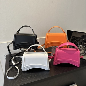 Sac à main sablier minimaliste en cuir noir, orange, blanc et rose avec bandoulière
