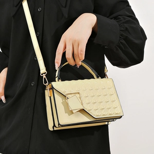 Elegante beige handtas met houndstooth-textuur en metalen gesp aan de schouderriem