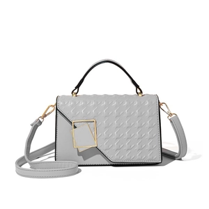 Elegante lichtgrijze crossbody tas met geometrische textuur en gouden metalen gesp
