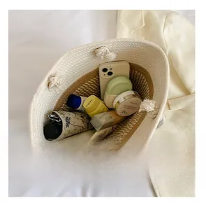 Vue détaillée de l'intérieur spacieux de ce sac cabas en coton tissé