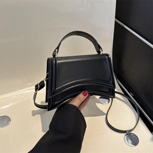 Sac à main sablier chic en cuir mat noir avec base incurvée et poignée supérieure