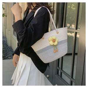 Détail du sac cabas bicolore en corde de coton avec fleur 3D et anses épaisses