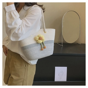 Détail du sac tissé dégradé avec fleur 3D jaune et poignées en corde épaisse robuste