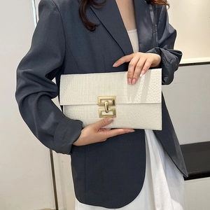 Pochette enveloppe blanche élégante en feutre avec serrure à double anneau doré brillant