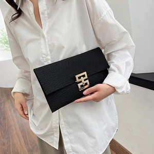 Pochette enveloppe en feutre noir pour femme avec motif crocodile et fermoir doré chic
