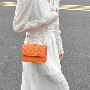 Sac bandoulière matelassé orange vif avec boucle dorée et bandoulière en perles