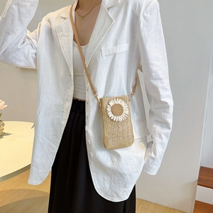 Borsa porta cellulare verticale in paglia intrecciata con dettaglio margherita e tracolla