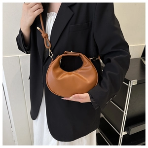 Sac hobo marron en similicuir avec bandoulière fine et fermeture zippée sur le dessus