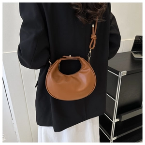 Sac demi-lune marron en similicuir avec bandoulière nouée et détails dorés